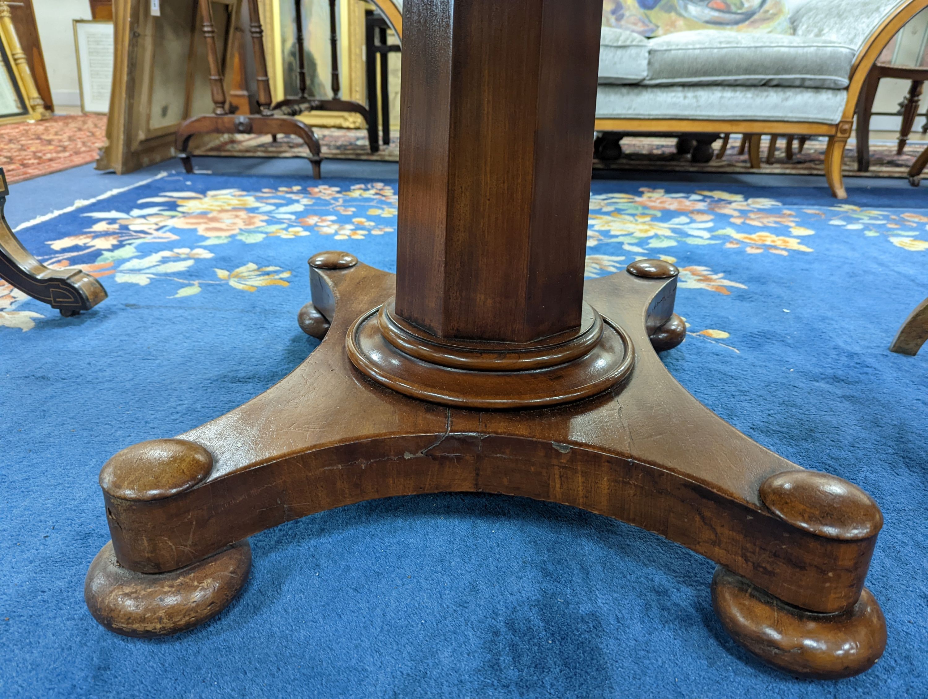 An early Victorian mahogany Pembroke breakfast table, 106cm extended, depth 103cm, height 72cm